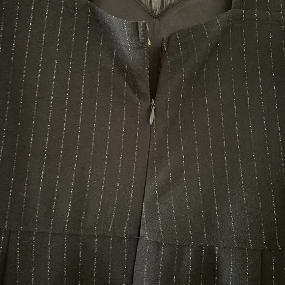 Sleeveless dress with keyhole opening - Picture 11 of 14